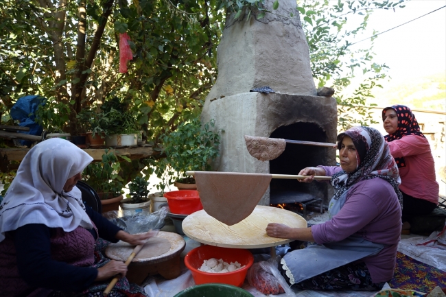 Yaban armutlarını kurutarak elde ettiği undan ekmek yapıyor